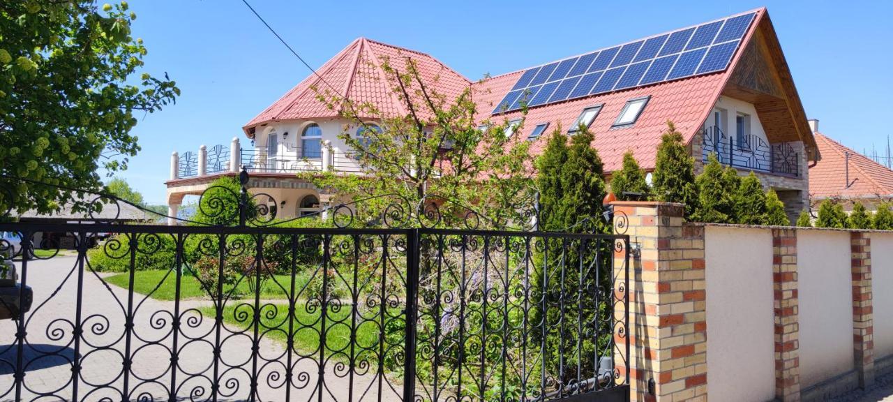 Village Garden Family Guest House Tiszakanyár Екстериор снимка