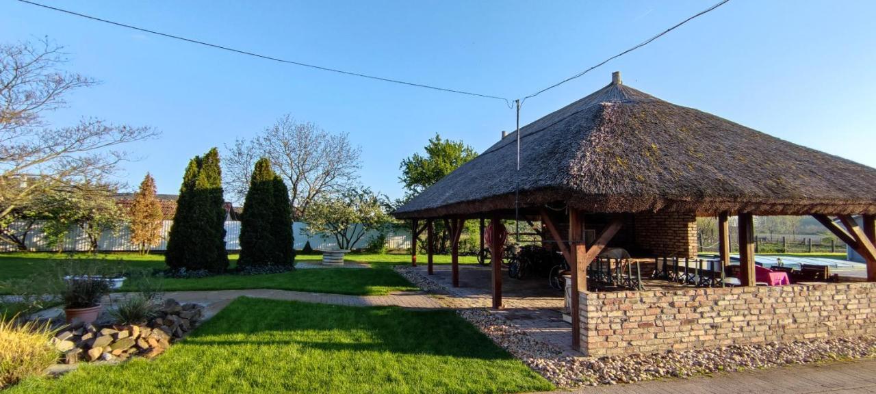Village Garden Family Guest House Tiszakanyár Екстериор снимка