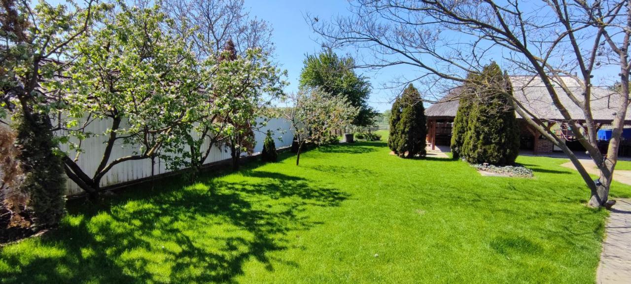 Village Garden Family Guest House Tiszakanyár Екстериор снимка