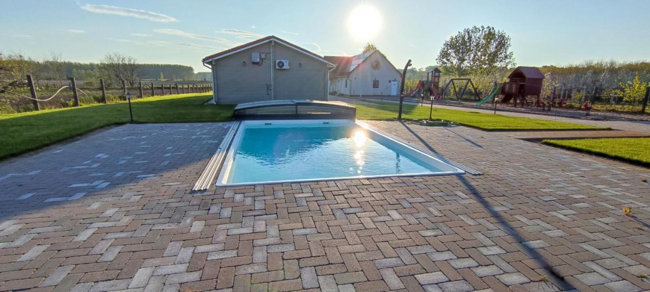 Village Garden Family Guest House Tiszakanyár Екстериор снимка