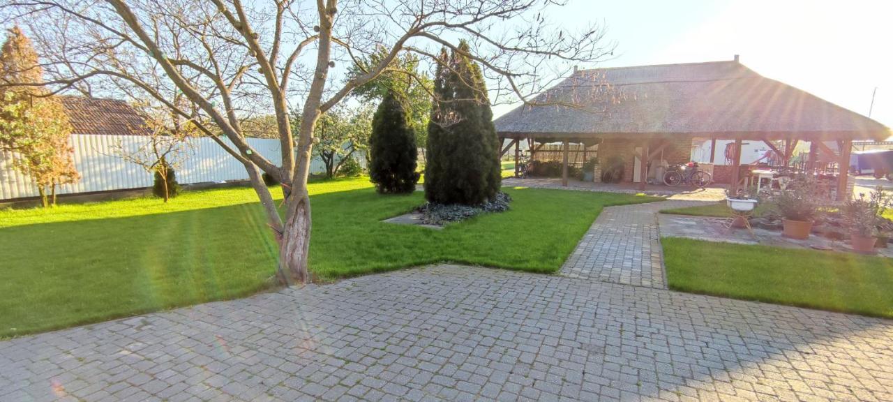 Village Garden Family Guest House Tiszakanyár Екстериор снимка
