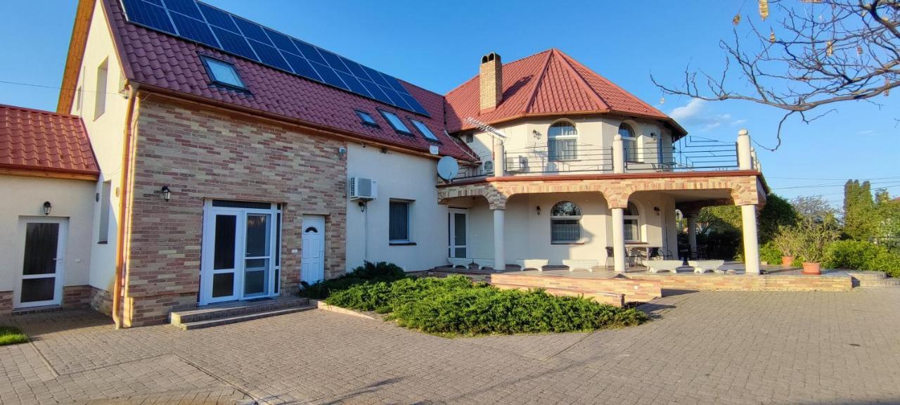 Village Garden Family Guest House Tiszakanyár Екстериор снимка