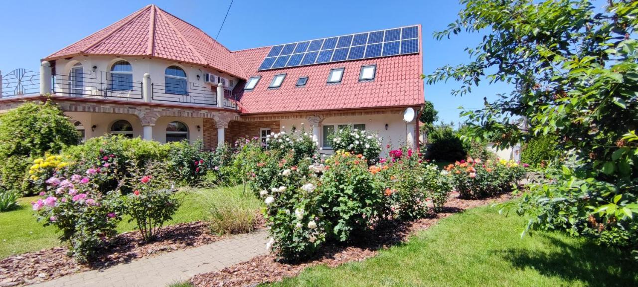 Village Garden Family Guest House Tiszakanyár Екстериор снимка